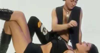 Karabiberim olarak hafızalara kazınan İlknur Soydaş mini şortlu pozu ile yıllara meydan okudu!