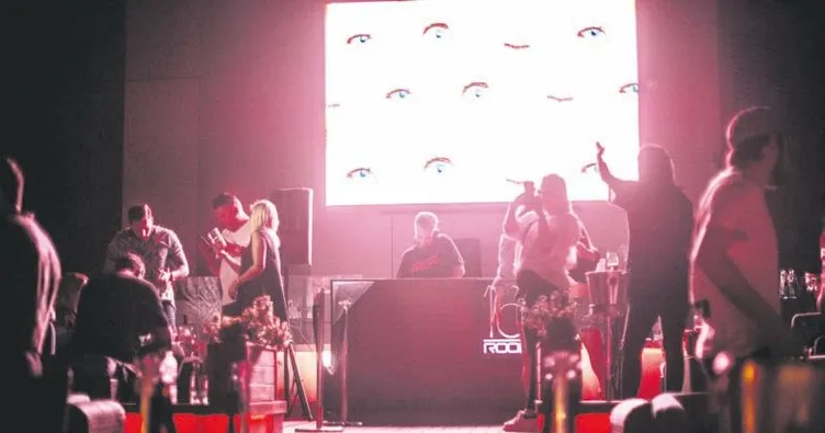 Maskeli DJ setin başında