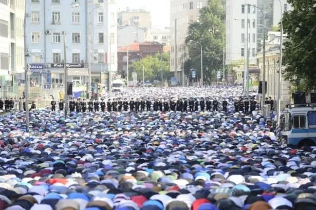 Moskova’da polis kordonunda bayram namazı