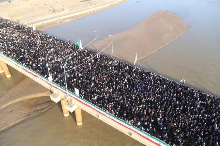 Binlerce İranlı sokağa döküldü! Kasım Süleymani için Ahvaz'da cenaze töreni...