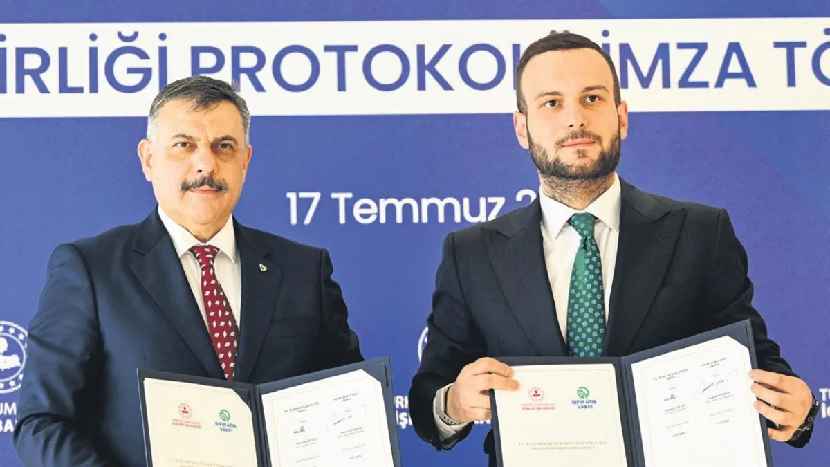 İçişleri Bakanlığı ve Sıfır Atık Vakfı yetkilileri iş birliği protokolünü imzalıyor.