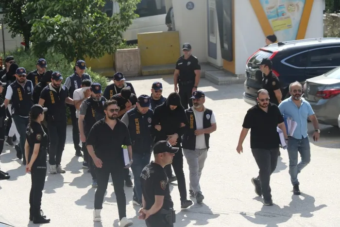 eskisehir-merkezli-23-milyar-liralik-bahis-operasyonugozaltina-alinan-14-supheli-adliyeye-sevk-edildi-1782372775137.jpg