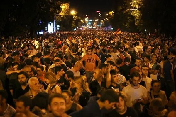 Ermenistan ayakta!