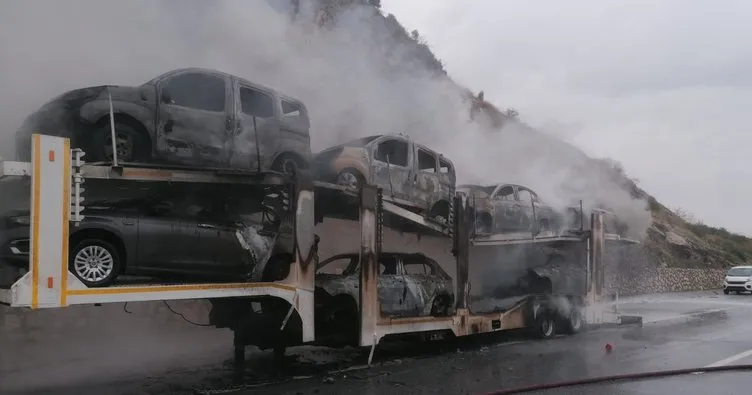 Pozantı-Tarsus yolunda tır yangınında 8 adet sıfır otomobil yanarak küle döndü