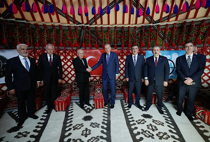 son-dakika-baskan-erdogan-ve-devlet-bahceli-ahlat-selcuklu-kabristanini-ziyaret-etti-tarihi-kare-1787660980466.jpg