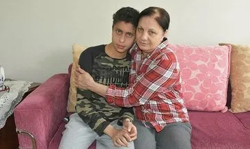 İzmir’de 18 yaşındaki Murat, sürekli kaşındığından dolayı kendisini eve kapattı
