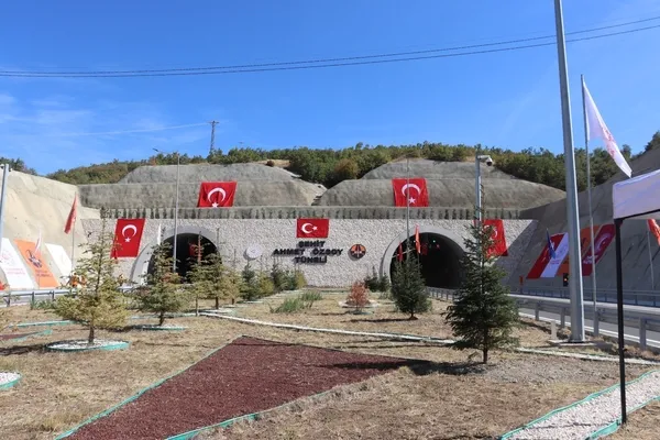turkiyenin-tunel-agi-guclendi-bakan-uraloglu-sehit-ahmet-ozsoy-tunelini-hizmete-acti-1758983873206.jpg
