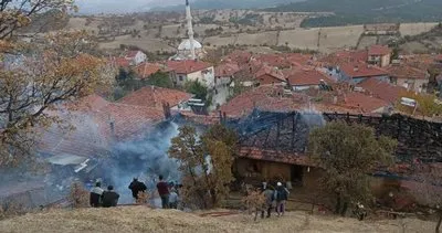 Gediz’de 2 ev yandı, bir itfaiye eri dumandan etkilendi