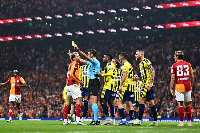 galatasaray-fenerbahce-derbisinde-yine-kartlar-havada-ucustu-1793098393800.jpg