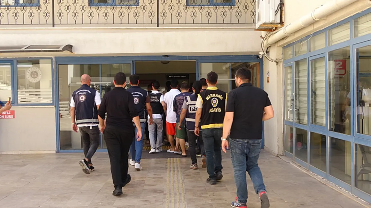 Marmaris'te düzenlenen göçmen kaçakçılığı operasyonu sonrası adliye önü