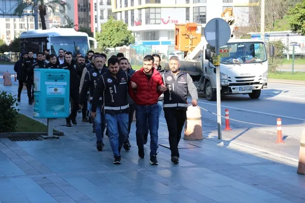 kafes-32-operasyonunda-suc-orgutu-lideri-ile-11-supheli-adliyede-1706265312415.jpg