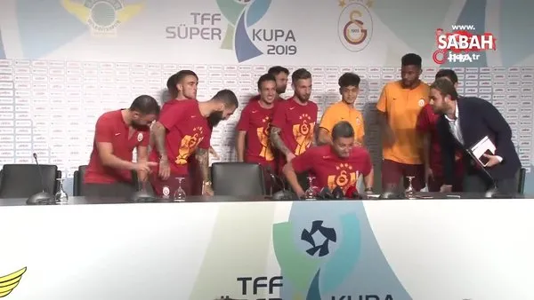 Galatasaraylı futbolculardan basın toplantısı sırasında kupa kutlaması
