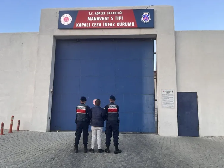 SON DAKİKA... Türkiye bu görüntüyü konuşmuştu: Antalya’da ambulansa yol vermeyen sürücü hakkında karar!