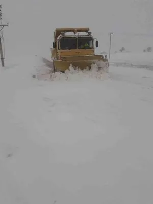 Afyonkarahisar’da birçok köy yolu kar yağışı nedeniyle ulaşma kapandı