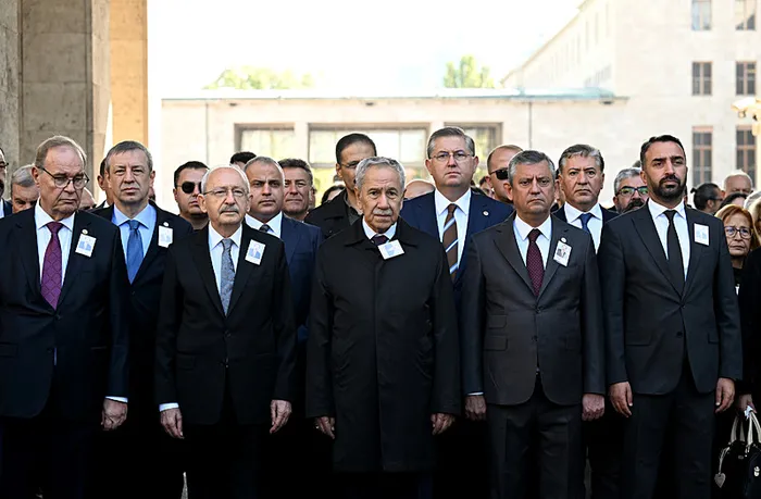 ankara-hayatini-kaybeden-eski-milletvekili-gulay-icin-tbmmde-toren-1792410826551.jpg Özgür Özel ve Kemal Kılıçdaroğlu'ndan 'soğuk' tokalaşma: Yeni Parti - CHP kavgası sürerken dikkat çeken kare