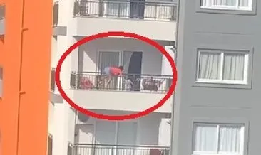 Adana’da dehşete düşüren görüntü: Balkon demirlerine çıkan annelerinin bacağına sarıldılar! #adana