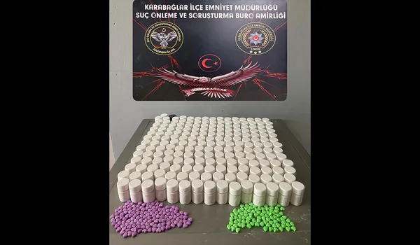 izmirde-nefes-kesen-operasyon-uyusturucu-taciri-kiskivrak-yakalandi-supheli-balkondan-kendini-sarkitip-1787140589412.jpg