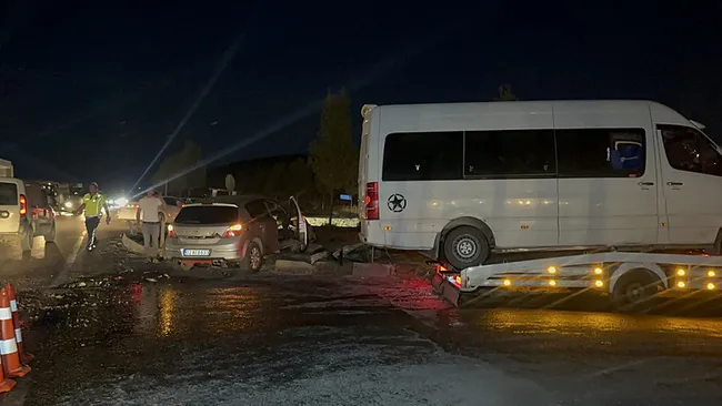 adiyamanda-feci-kaza-minibus-ile-otomobil-carpisti-yaralilar-var-1757528534624.jpeg