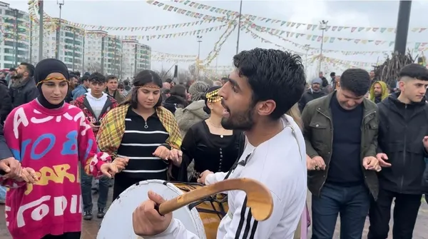 diyarbakir-nevruz-kutlamalari-yagmur-altinda-basladi-7500-polis-gorev-aldi-1711015822727.jpg