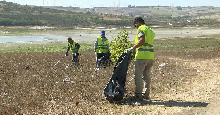 Su çekildi, tonlarca çöp ortaya çıktı