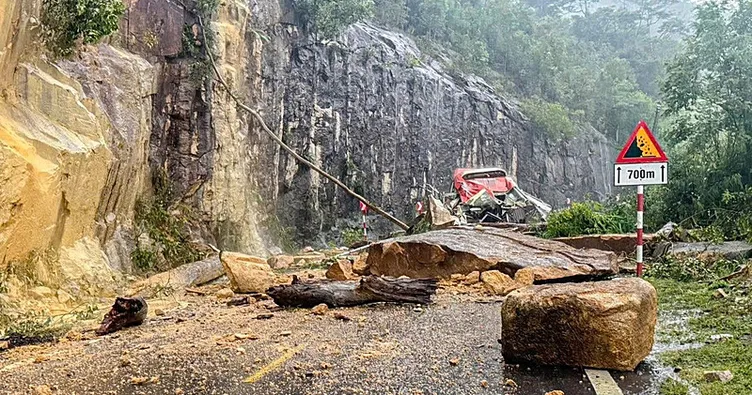 Vietnam’da feci kaza: Yolcu otobüsü heyelana kapıldı