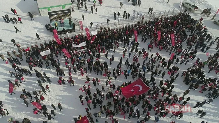 Soğuğa ve kara aldırış etmeyen binlerce kişi Sarıkamış Şehitleri'ni anmak için yürüdü