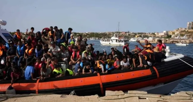 İtalya’da feribot içinde yolcularla varken yandı İtalya’da feribot içinde yolcularla varken yandı