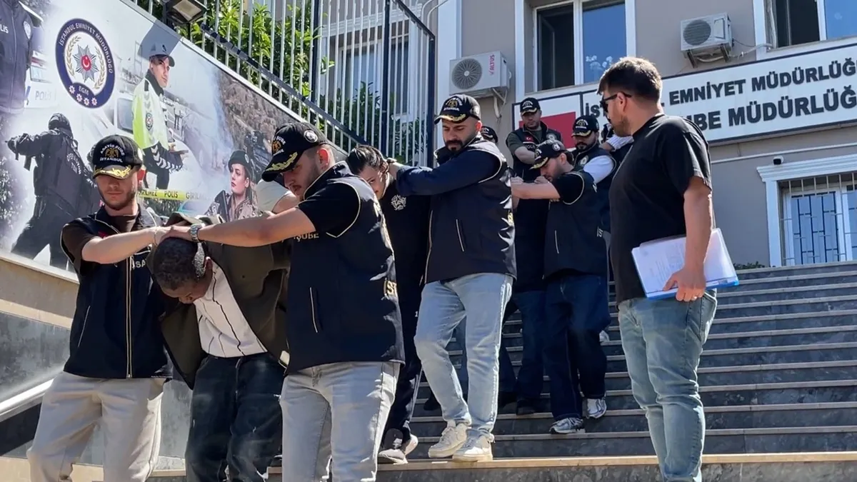 Hong Konglu bir kadının aşk tuzağı sonucu dolandırılmasını anlatan haber görseli.