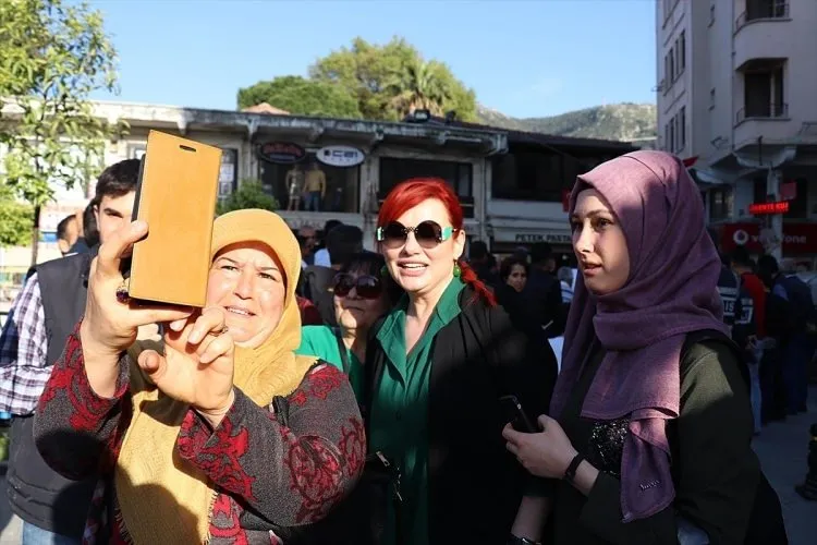 Cumhurbakanı ile beraber ünlü isimler sınıra akın etti