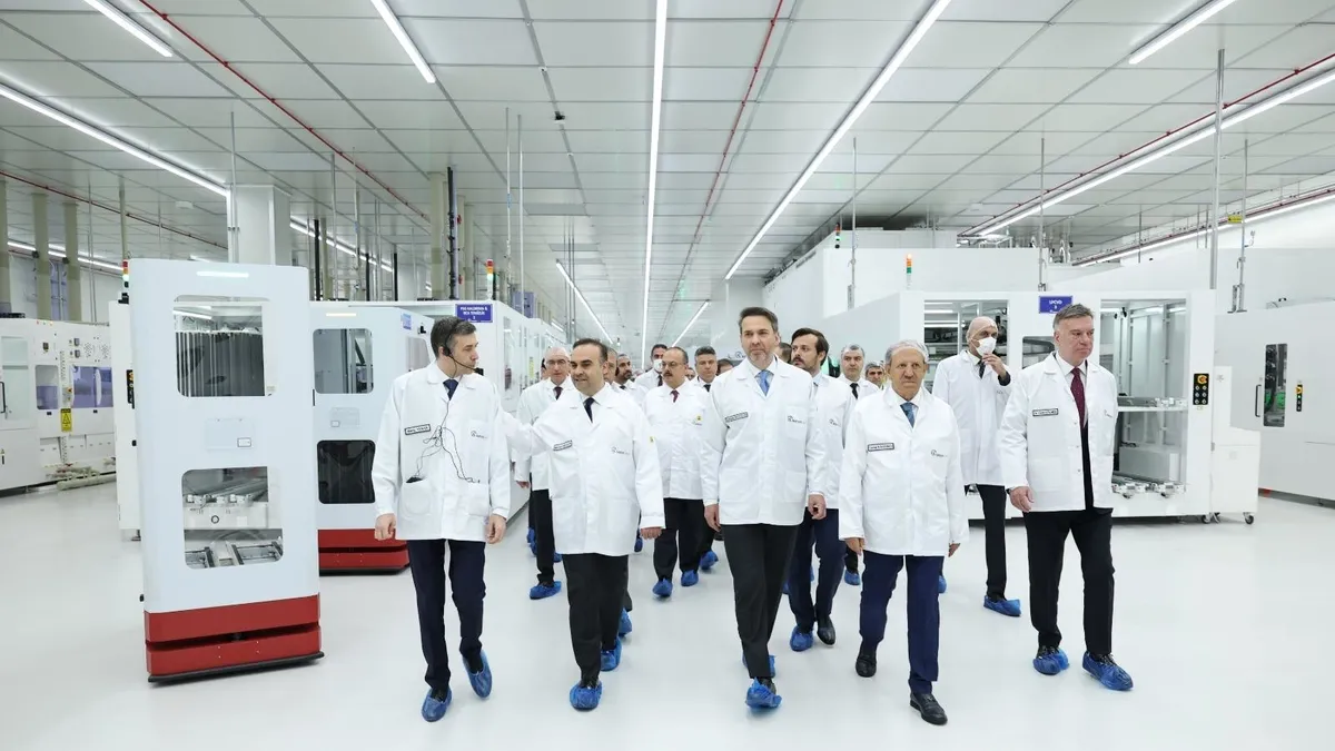 Kalyon PV'de yeni üretim hattı devrede! Bakan Bayraktar: Türkiye kurulu güçte ilk sıraya çıkacak