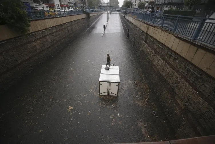 İstanbul'da yolları su bastı; tramvay seferi durdu