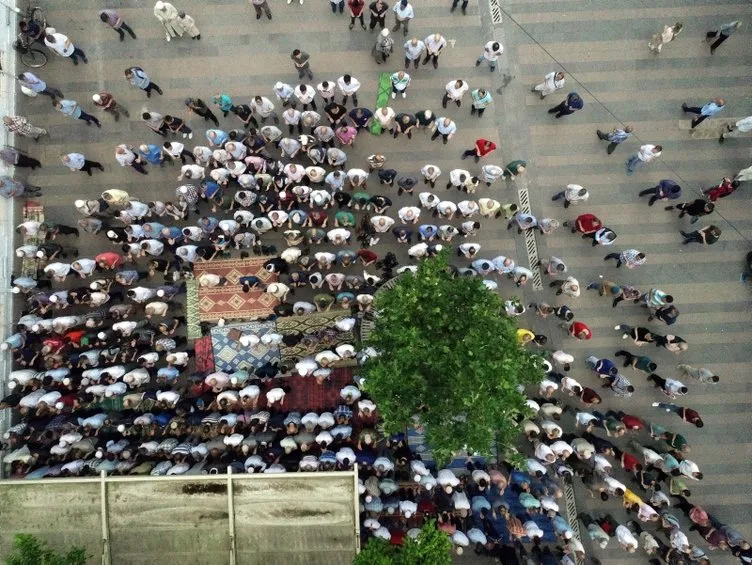 Türkiye'nin dört bir yanında Muhammed Mursi için gıyabi cenaze namazı kılındı