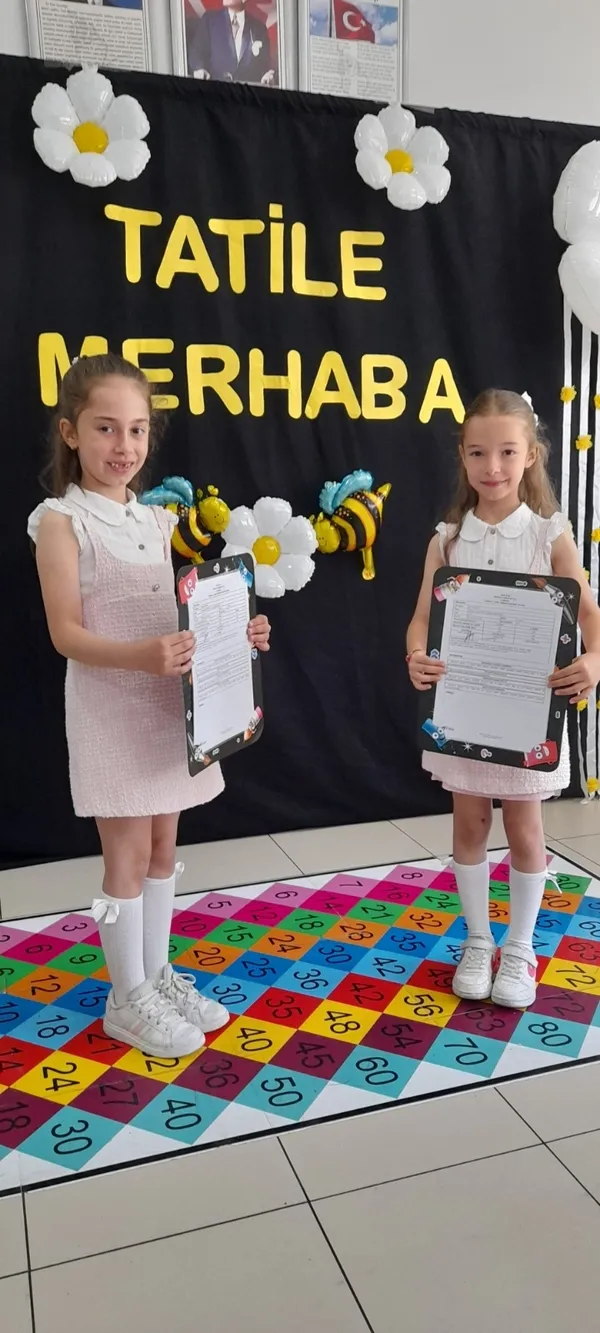 ikizlerin-ilk-karne-heyecani-biz-bu-ulkenin-yarinlariyiz-1750423590448.jpg