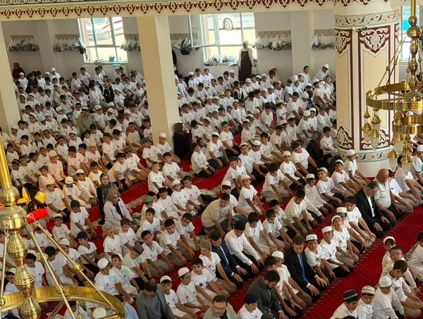 yuzlerce-ogrenci-cami-bulusmasinda-bir-araya-geldi-1786552707627.jpg