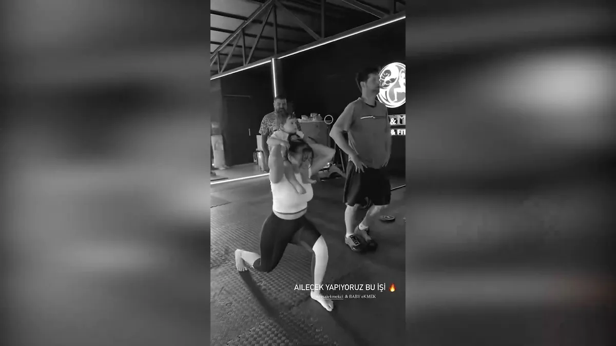 Gizem Karaca kızı ve eşiyle form tuttuğu o anları yayınladı: İşte Yaz’ın spor salonu macerası… | Video videosunu izle Gizem Karaca kızı ve eşiyle form tuttuğu o anları yayınladı: İşte Yaz’ın spor salonu macerası… | Video videosunu izle
