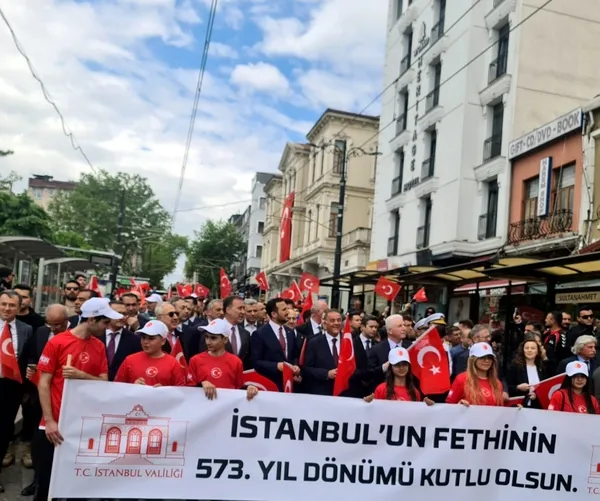 istanbulun-fethinin-573-yil-donumunde-beyazittan-ayasofyaya-coskulu-fetih-yuruyusu-gerceklestirildi-1780055654305.jpg