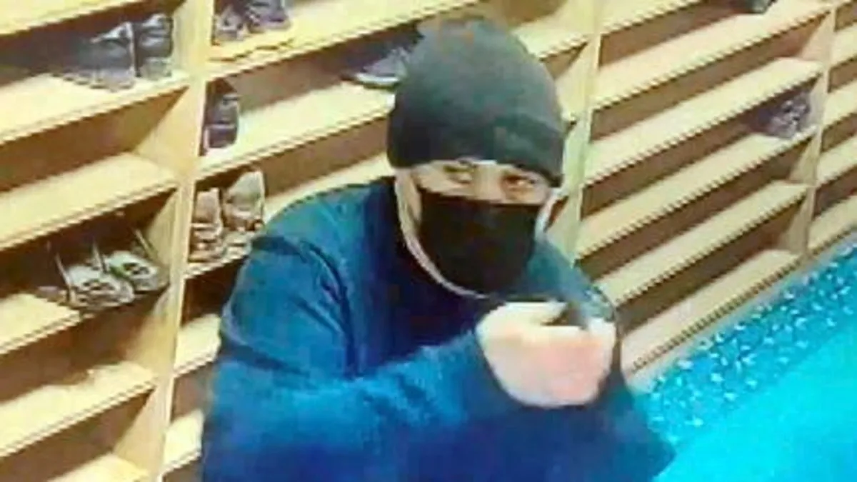 Camideki ayakkabı hırsızlığı kameraya takıldı! Cemaat namaz kılarken hırsız vatandaşın ayakkabısını çaldı Camideki ayakkabı hırsızlığı kameraya takıldı! Cemaat namaz kılarken hırsız vatandaşın ayakkabısını çaldı