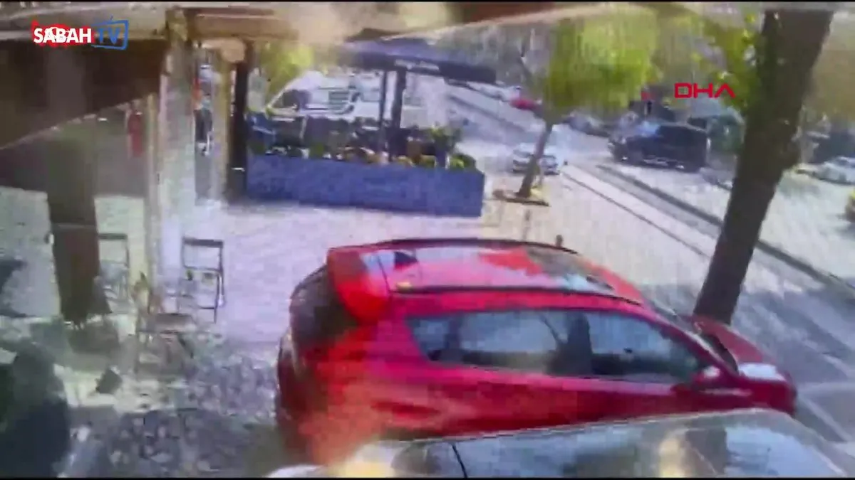 Cipe çarpmamak için manevra yaptığı otomobiliyle pastaneye giren sürücü yaralandı | Video videosunu izle Cipe çarpmamak için manevra yaptığı otomobiliyle pastaneye giren sürücü yaralandı | Video videosunu izle