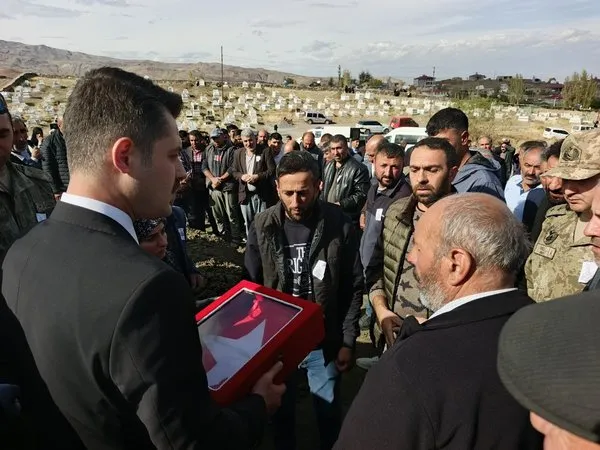 diyarbakirda-sehit-olan-er-ferhat-ulutas-memleketi-igdirda-topraga-verildi-1761224241112.jpg