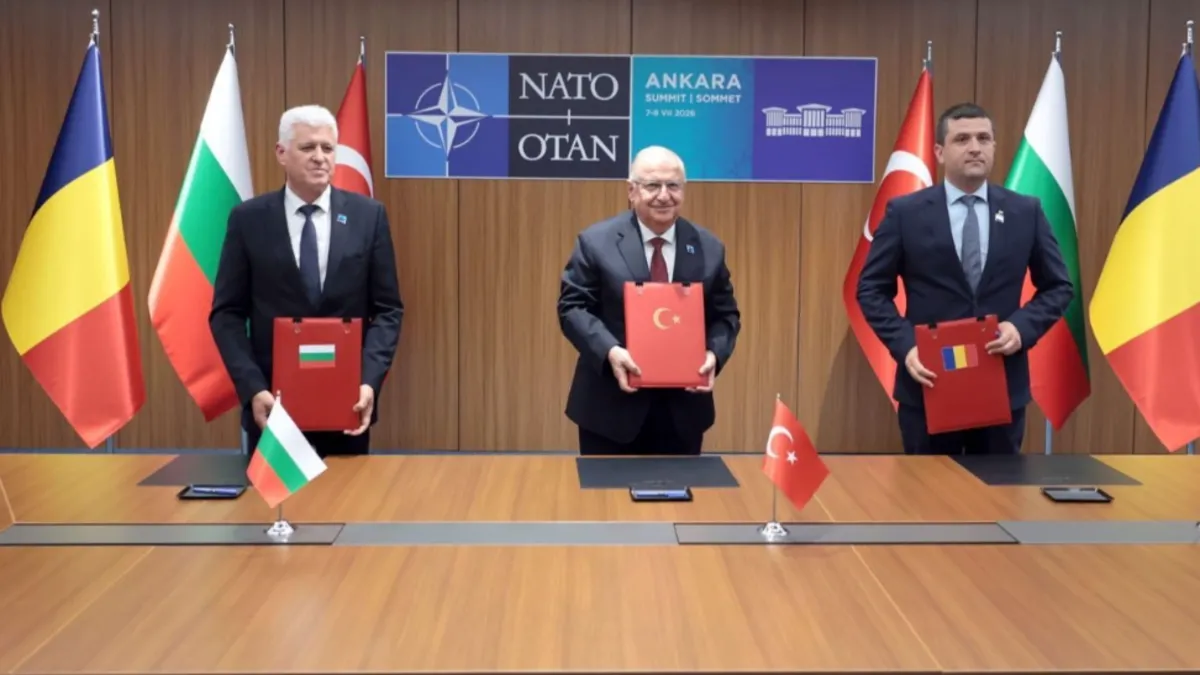 Türkiye, Romanya ve Bulgaristan heyetleri Karadeniz'de mayınlara karşı güvenlik anlaşması imzalarken çekilmiş bir fotoğraf.