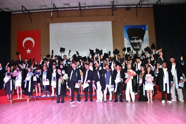 70-yasindaki-universite-bitiren-anneye-diplomasini-dekan-oglu-verdi-1779456754128.jpg