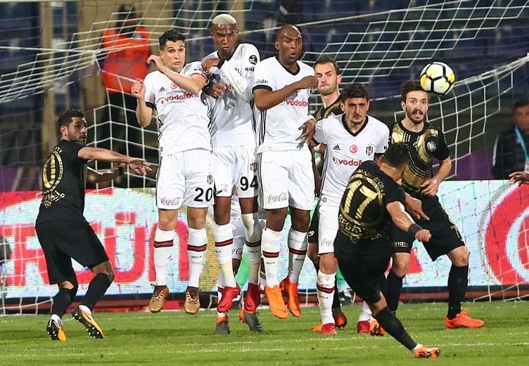 Beşiktaş 4 futbolcuyla yollarını ayırıyor