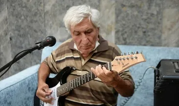 Huzurevinde gitarıyla yaşama bağlandı