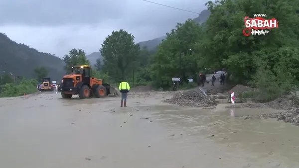 Dağlardan gelen yağmur suyu trafiği durdurdu, araçlar kontak kapattı | Video
