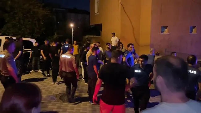 İstanbul’da satırlı vahşet! Genç kadının boğazını kestiler! Sokak ortasında...