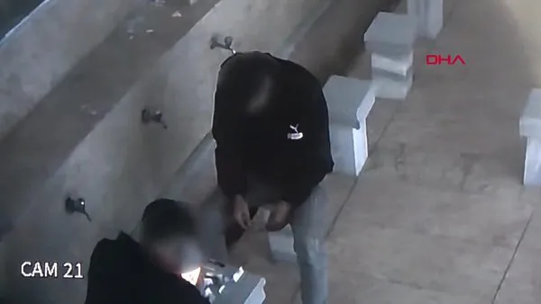 İstanbul Sultangazi'de camide uyuşturucu kullanan kişilere cemaatten sopalı feci dayak kamerada