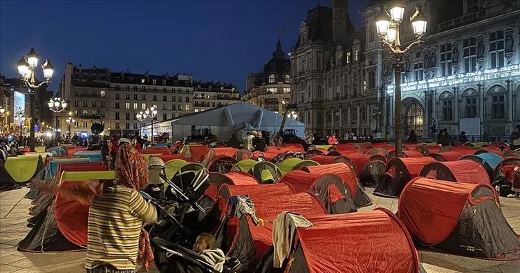 Paris’in göbeğine kamp kurmuşlardı… Tahliye edildiler