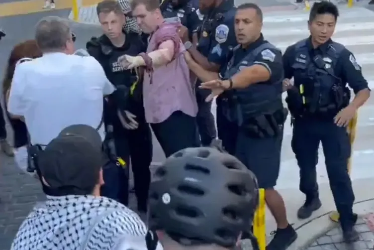 ABD’li gazeteci pişmanlığını dile getirip kendini yaktı: Soykırımı görmezden geldik!