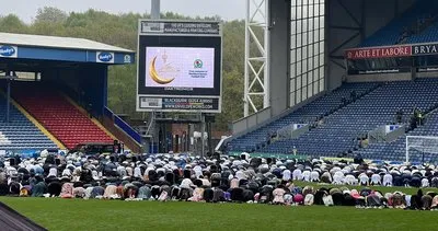 İngiliz ekibi Blackburn Rovers, stadını Müslümanlara açtı! Bayram namazı kılındı