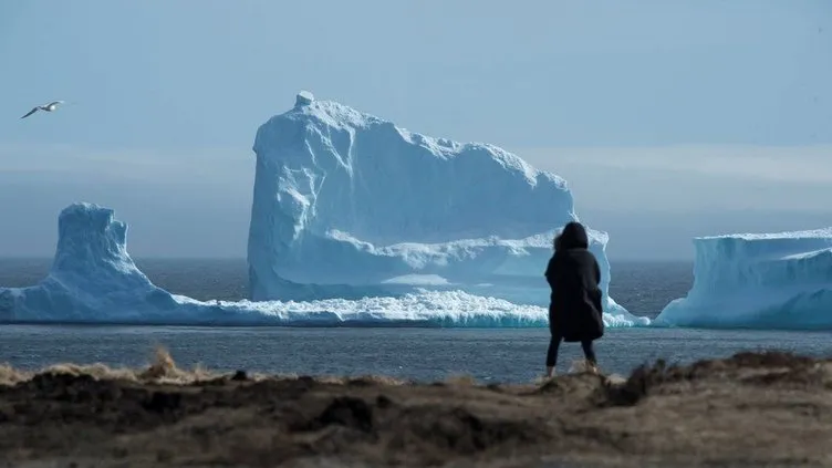 Kanada’da dev buzdağı turistlerin ilgi odağı oldu